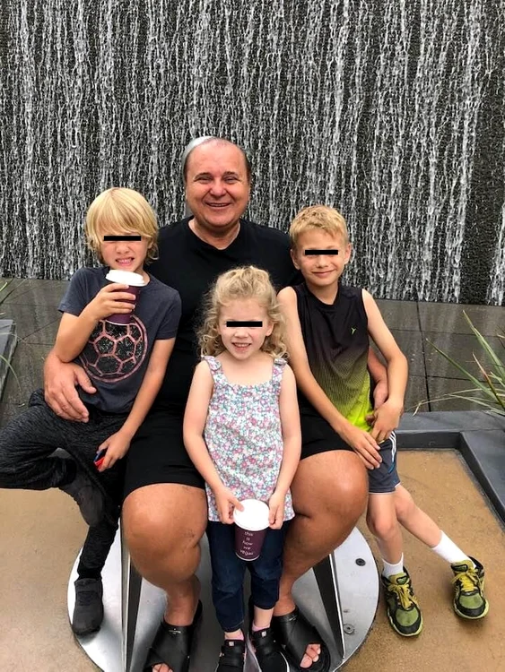 Bunicul Nick Rădoi, cu nepoții pe genunchi