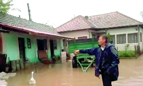 Sute de oameni din 4 judeţe au fost evacuaţi, după ce viitura a năvălit peste casele lor (FOTOGRAFII: informatiadeseverin ro, adevarul ro) jpeg