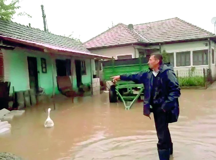 Sute de oameni din 4 judeţe au fost evacuaţi, după ce viitura a năvălit peste casele lor (FOTOGRAFII: informatiadeseverin.ro, adevarul.ro)