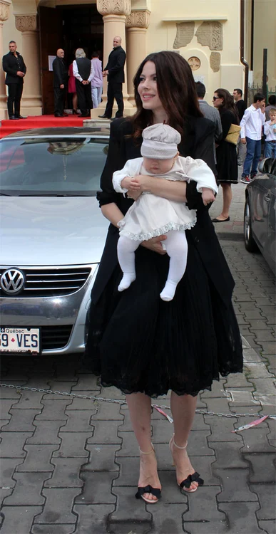 Anca Lungu şi-a ţinut în permanenţă fetiţa în braţeFoto Blitz