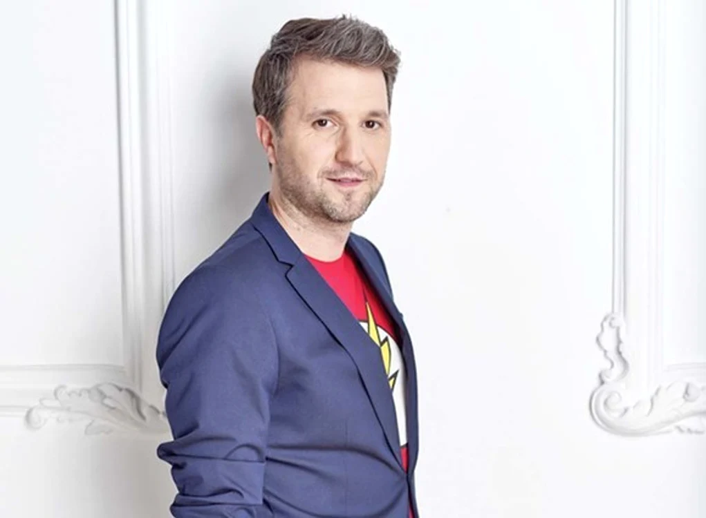 
    Andi Moisescu, în costum, la o prezentare de modăfoto: Gheorghe Chelu  