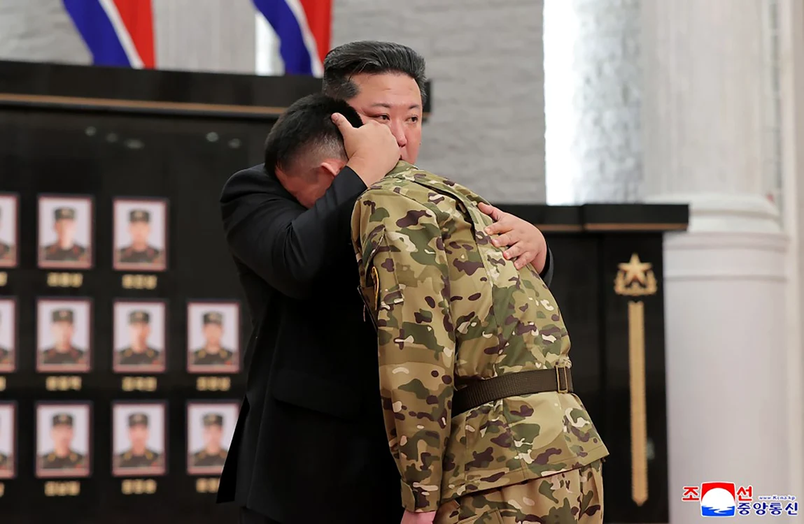 Kim Jong Un îmbrățisând un soldat nord-coreean din Kursk