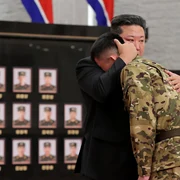Kim Jong Un îmbrățisând un soldat nord-coreean din Kursk