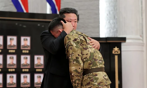 Kim Jong Un îmbrățisând un soldat nord-coreean din Kursk