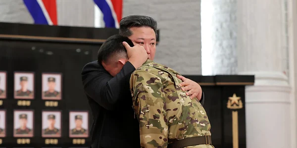 Kim Jong Un îmbrățisând un soldat nord-coreean din Kursk