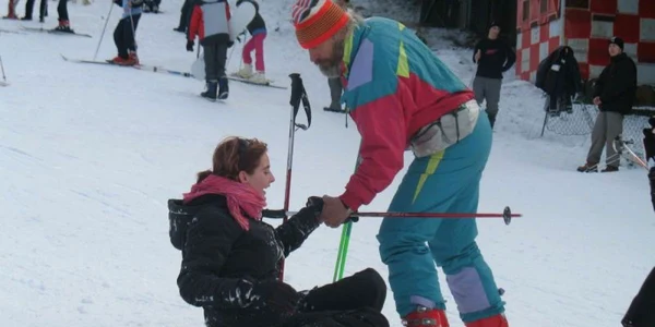 Tinerii pot deprinde tainele schiului de la instructori profesionişti. ADS