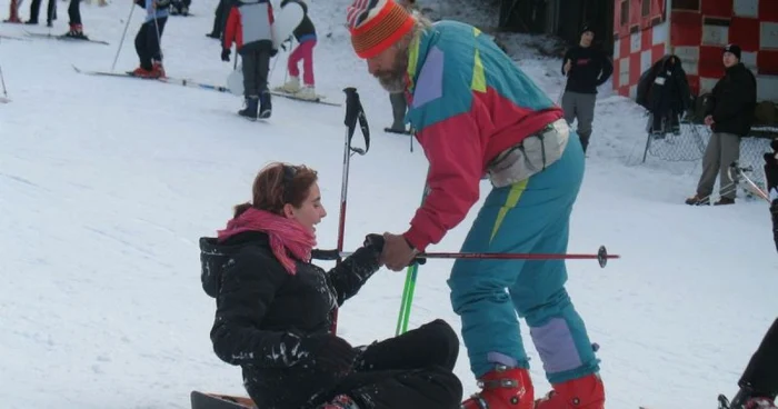 Tinerii pot deprinde tainele schiului de la instructori profesionişti. ADS