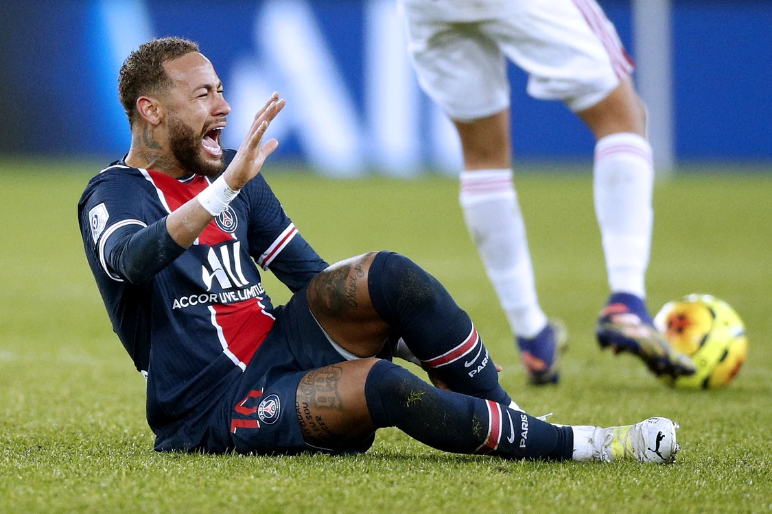 
    Neymar Jr s-a accidentat în meciul cu LyonFoto: EPA-EFE  