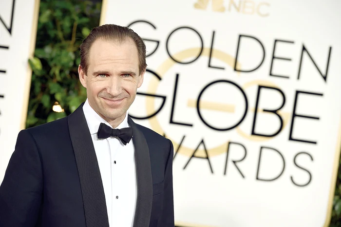 Ralph Fiennes. Este văr de gradul 8 cu prinţul Charles