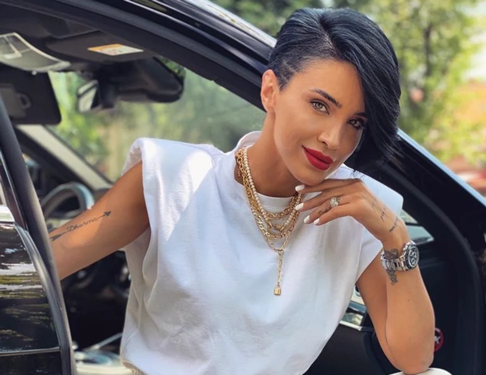 Adelina Pestrițu și-a arătat buletinul. (Foto: Facebook)