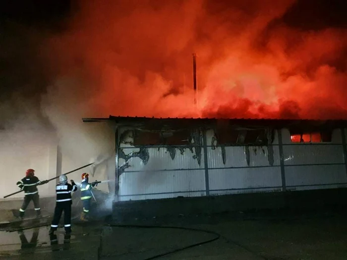 Pompierii au acţionat mai bine de trei ore pentru stingerea incendiului FOTO: martor