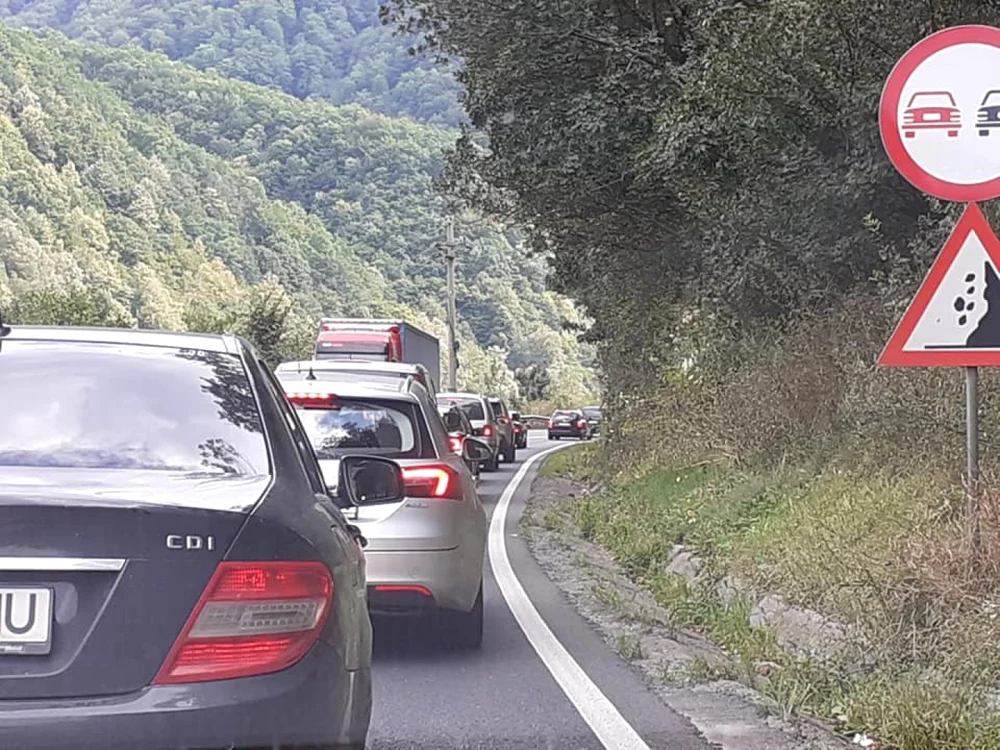 Trafic infernal pe Valea Oltului - DN7 - E81 în Vâlcea de sărbătorile pascale Foto Adevărul