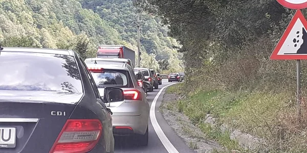 Trafic infernal pe Valea Oltului - DN7 - E81 în Vâlcea de sărbătorile pascale Foto Adevărul