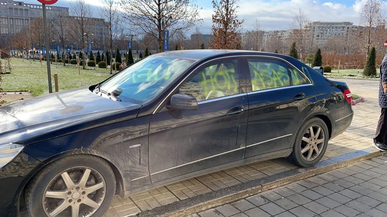 Mașină vandalizată în parcarea Senatului. Foto: news.ro