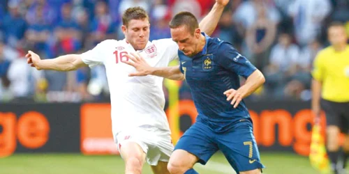 James Milner (în alb) şi Frank Ribery, într-un duel surd la mijlocul terenului