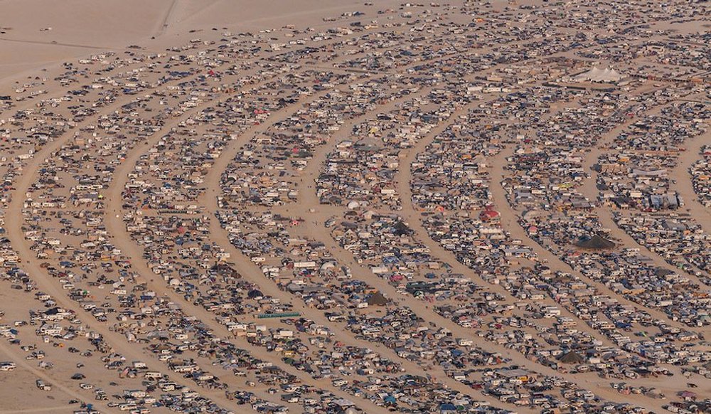 Zeci de mii de oameni, captivi în noroi în deșert, la festivalul Burning Man: „Am reușit, dar a fost un iad!“
