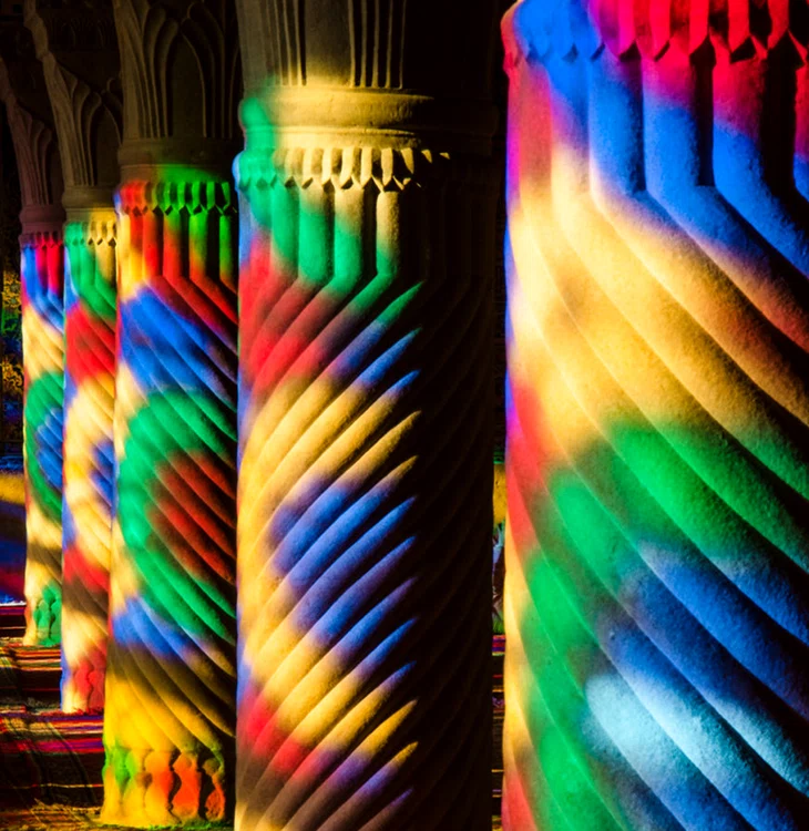 Coloanele Palatului Luminii Colorate din Iran. Foto: boredpanda.com