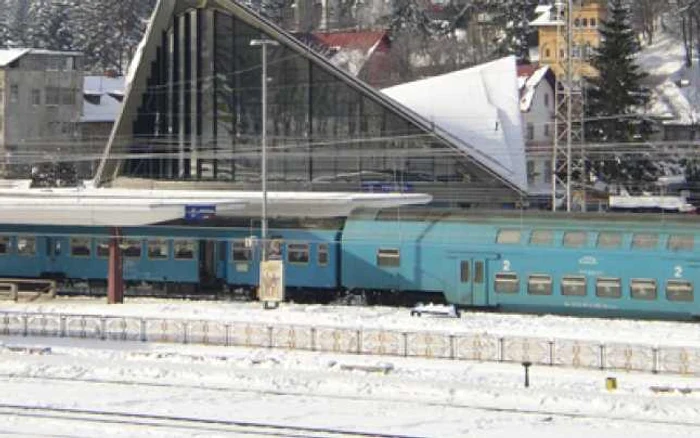 Toate trenurile care vin de la Bucureşti vor fi oprite în Gara Predeal până la curăţarea liniei de cale ferată.