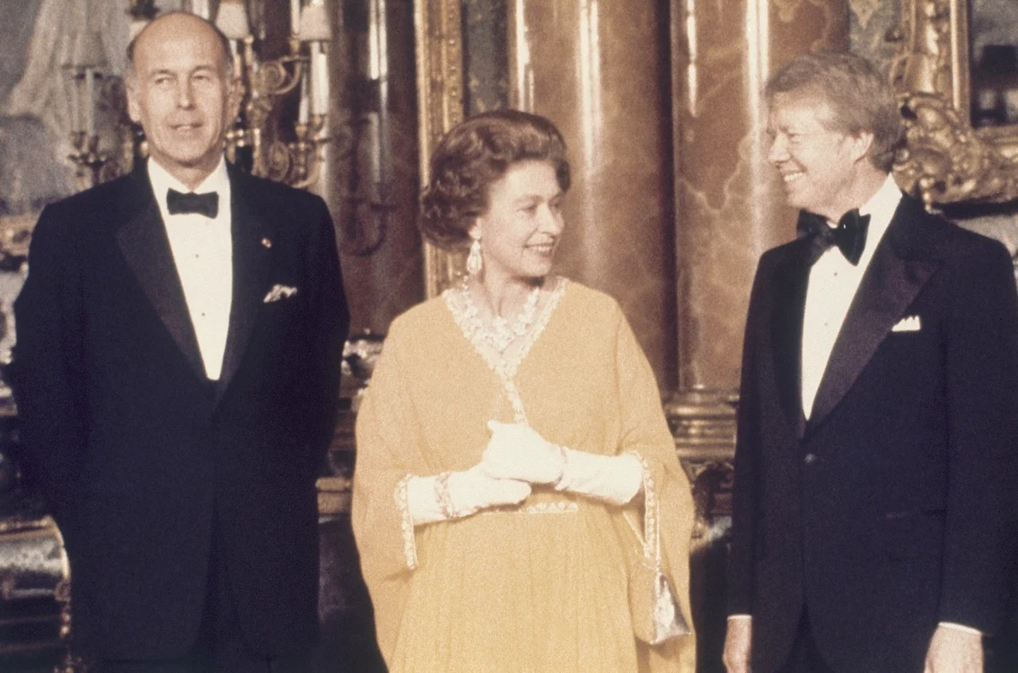 Jimmy Carter a îndrăznit să o sărute pe obraz pe Elisabeta a II-a