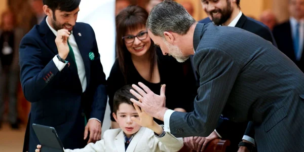 Regele Felipe al VI-lea al Spaniei (D) felicită câştigătorii concursului Que Es Un Rey Para Ti la Palatul El Pardo din Madrid Spania FOTO Guliver / Getty Images / Carlos Alvarez 