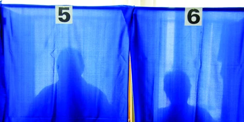 Românii îşi vor alege duminică senatorii şi deputaţii p FOTO