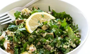 Salata de avocado cu quinoa si kale jpeg