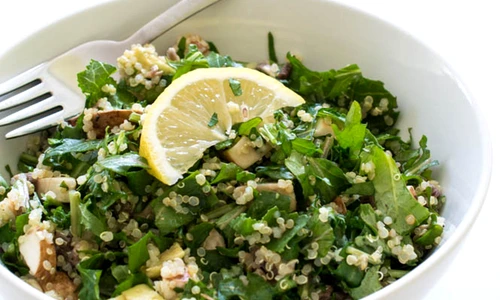Salata de avocado cu quinoa si kale jpeg