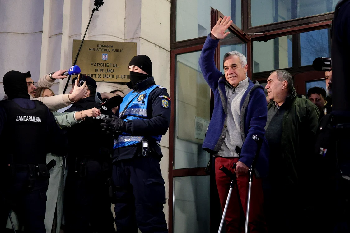 Georgescu își salută susținătorii de la parchet. Inquam foto Octav Ganea