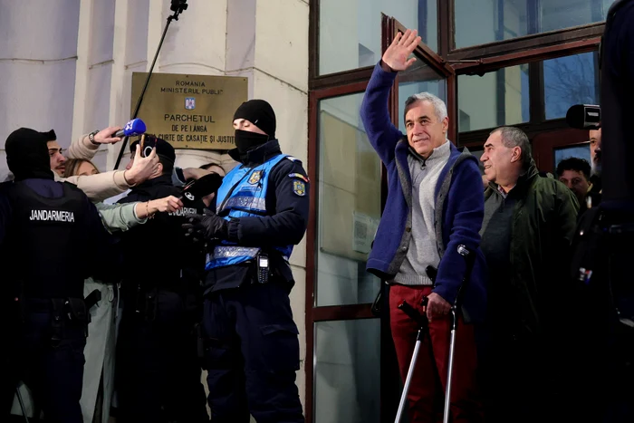 Georgescu își salută susținătorii de la parchet. Inquam foto Octav Ganea