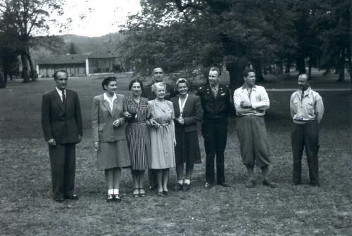 Cum arătau casele țărănești pe de domeniul Săvârșin în anii 1940. cu Regina Elena și Regele Mihai în prim-plan. FOTO: Casa Regală