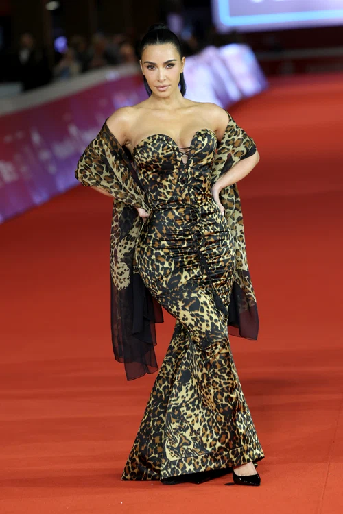 Kim Kardashian a purtat o rochie cu imprimeu leopard