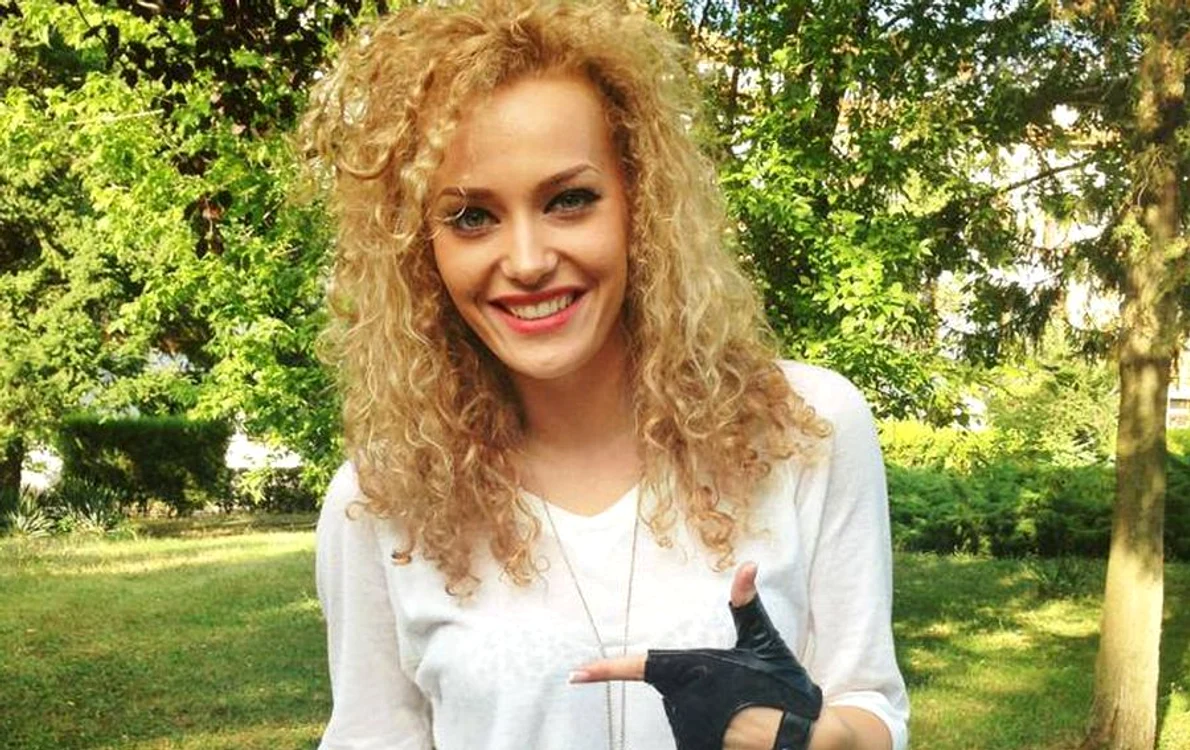 
    Cântăreața nu mai este blondăFoto: Arhiva personală  