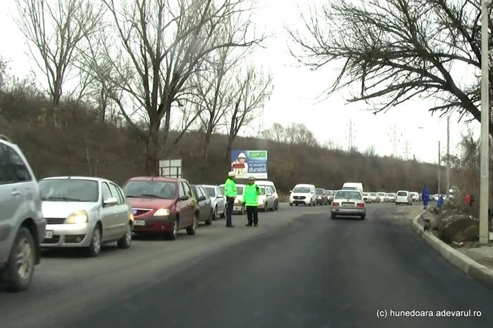 Traficul rutier va mai fi restricţionat în următoarele zile la ieşirea din Hunedoara.