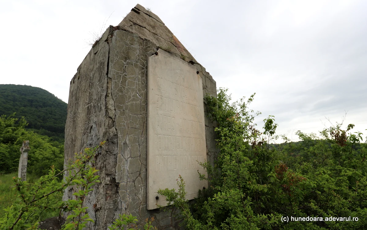 Monumentul comemorativ de pe Dealul Fetii. Foto: Daniel Guță