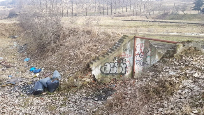 Fostul poligon de tragere de pe dealul Muscel, transformat în groapa de gunoi FOTO Diana Frîncu