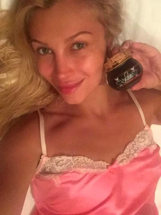 Lora s-a ars la plajă