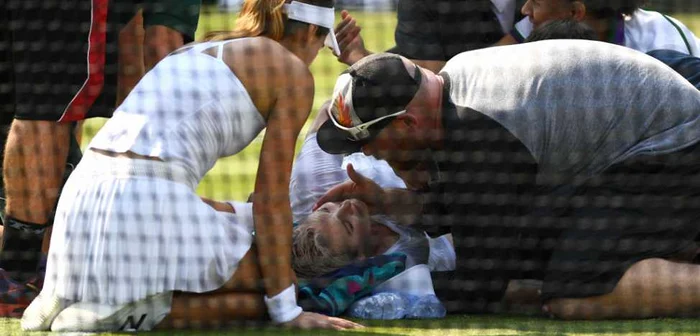 Bethanie Mattek a fost scoasă cu targa de pe teren FOTO Getty Images