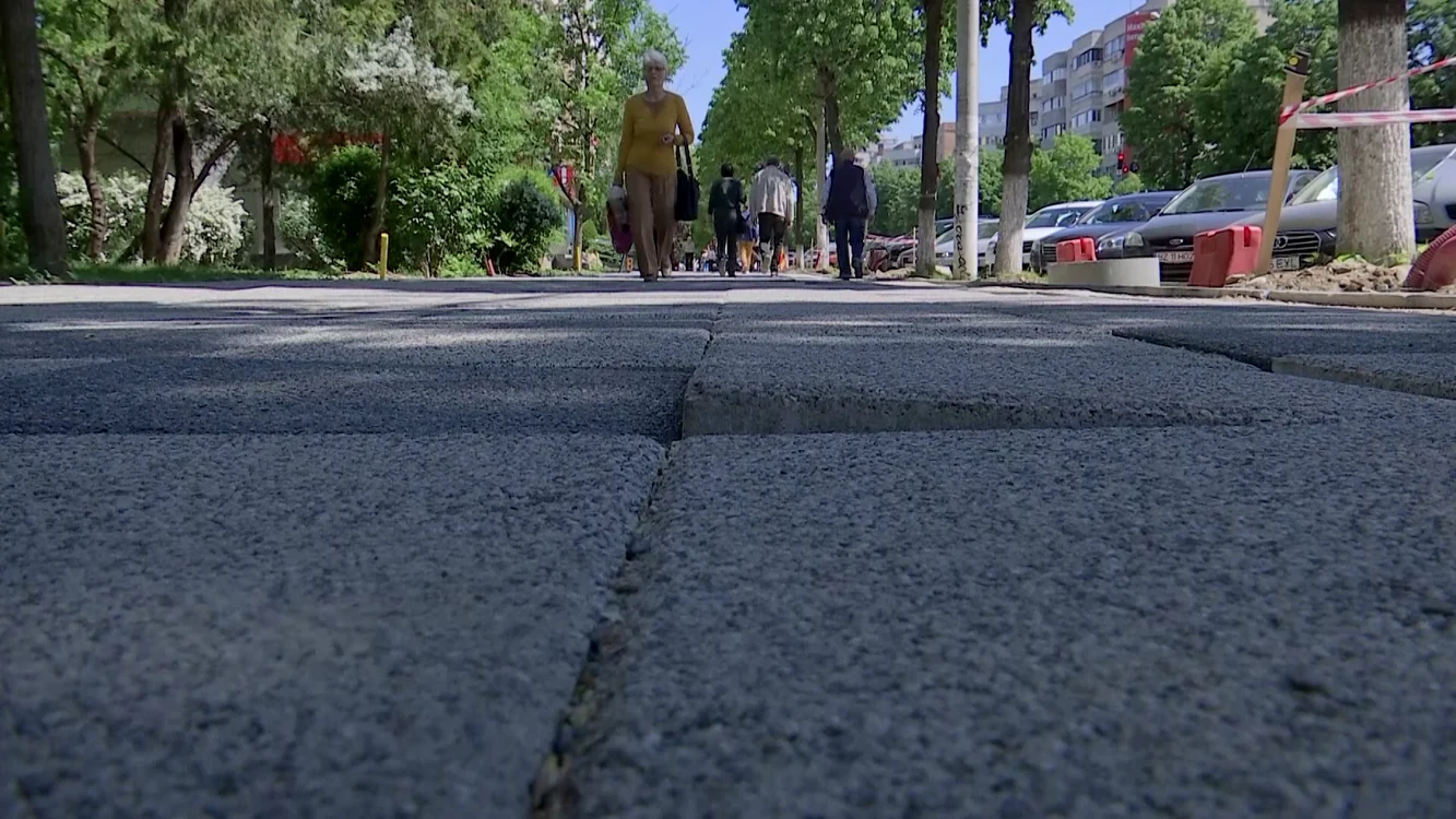 Plăcile de pe trotuar,  montate anapoda