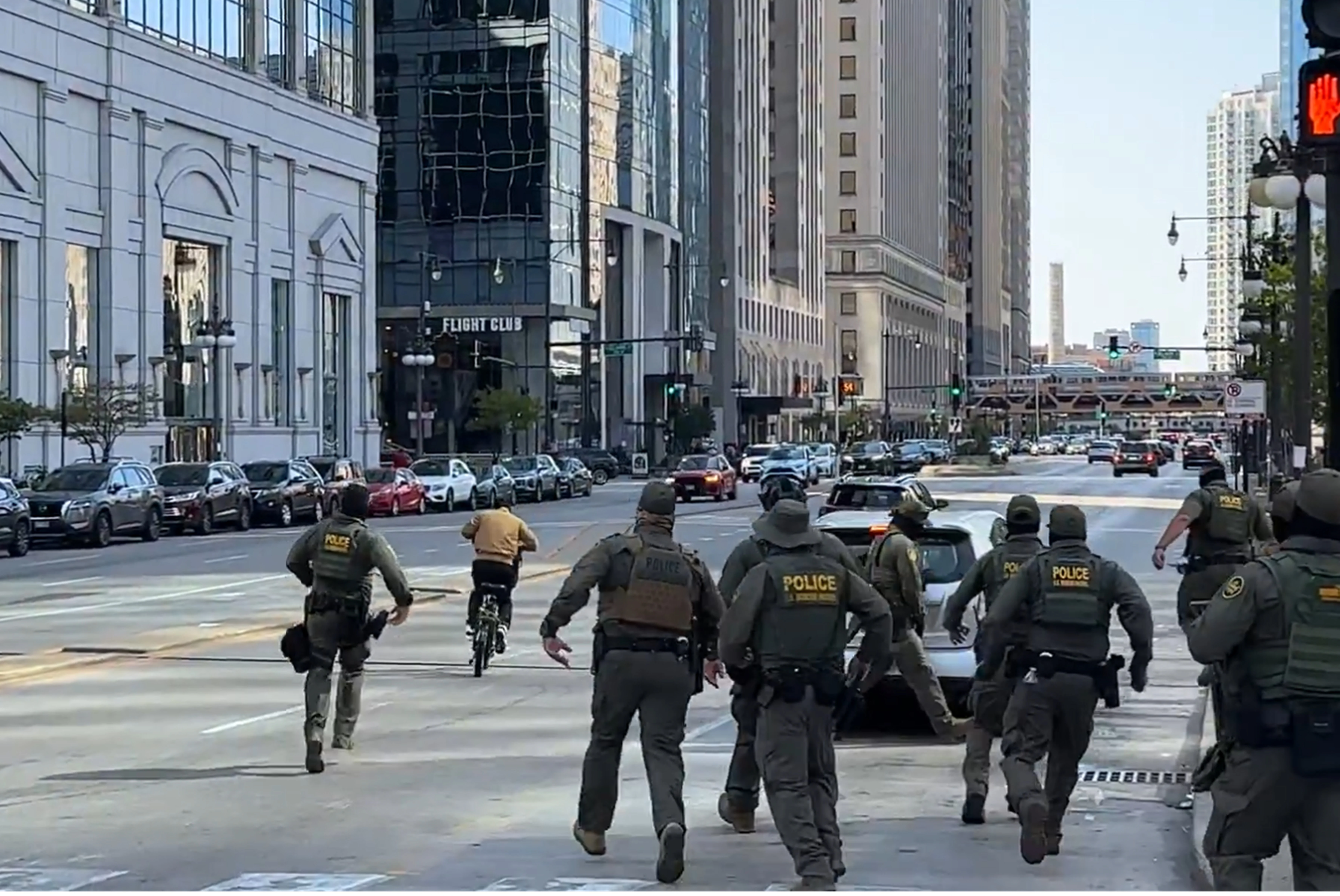 Agenții federali americani de imigrație revendică puteri extinse, fără precedent. Susțin că pot intra cu forța în locuințe fără mandat judecătoresc