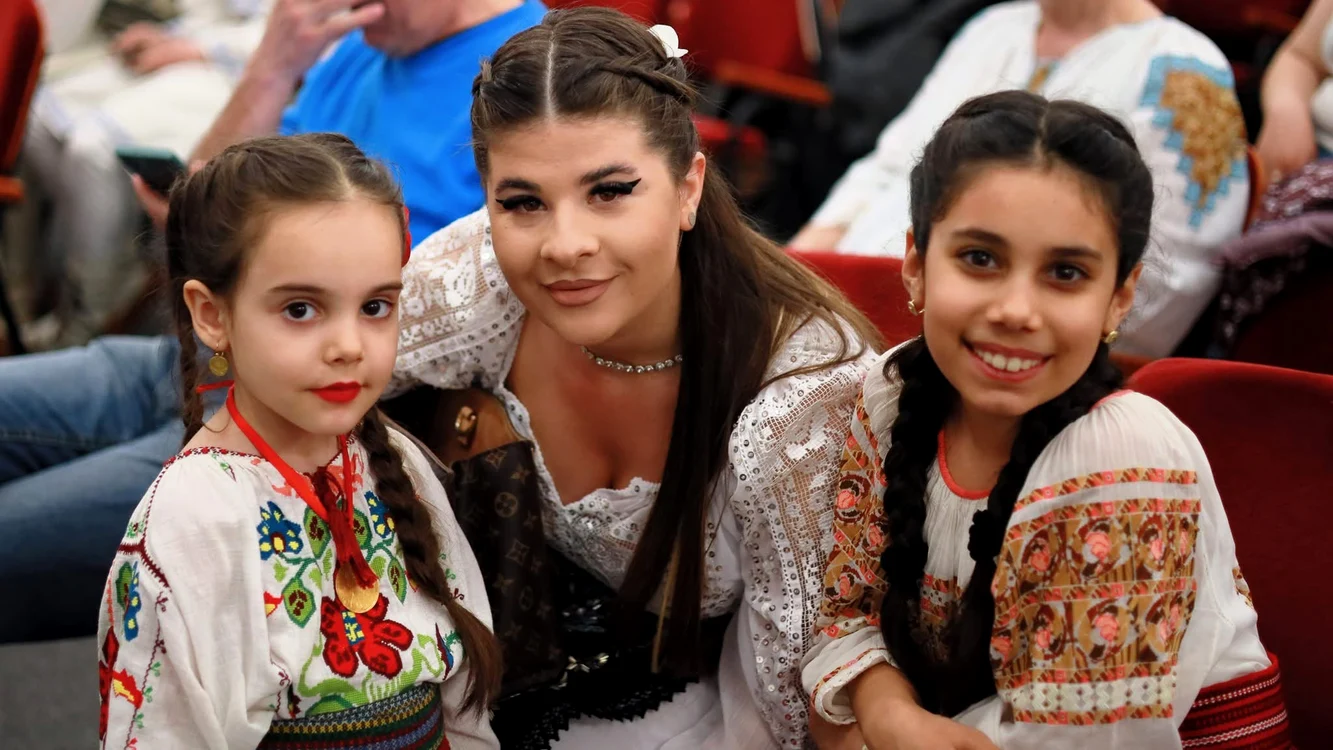 interpreta_muzca_populara_geanina_david_incadrata_de_doua_eleve_foto_arhiva_personală