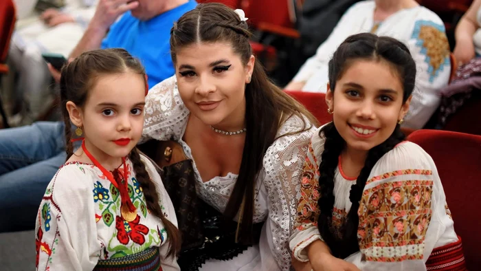 interpreta_muzca_populara_geanina_david_incadrata_de_doua_eleve_foto_arhiva_personală