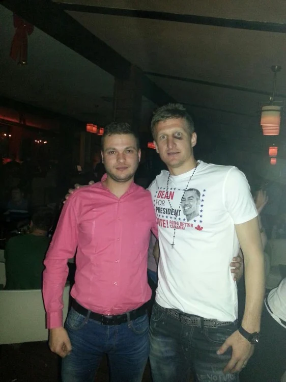 Dorin Goian nu a evitat să se pozeze de Anul Nou, deşi a avut un ochi vânăt FOTO Facebook