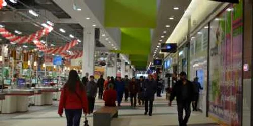 Aglomeraţie mare la deschiderea Coresi Shopping.