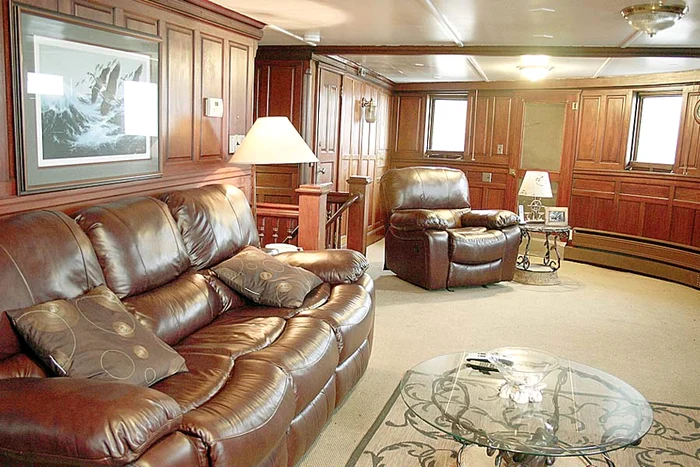 Arată ca o epavă, dar  interiorul de lux te  lasă mut de uimire (Fotografii: photoland/caters)