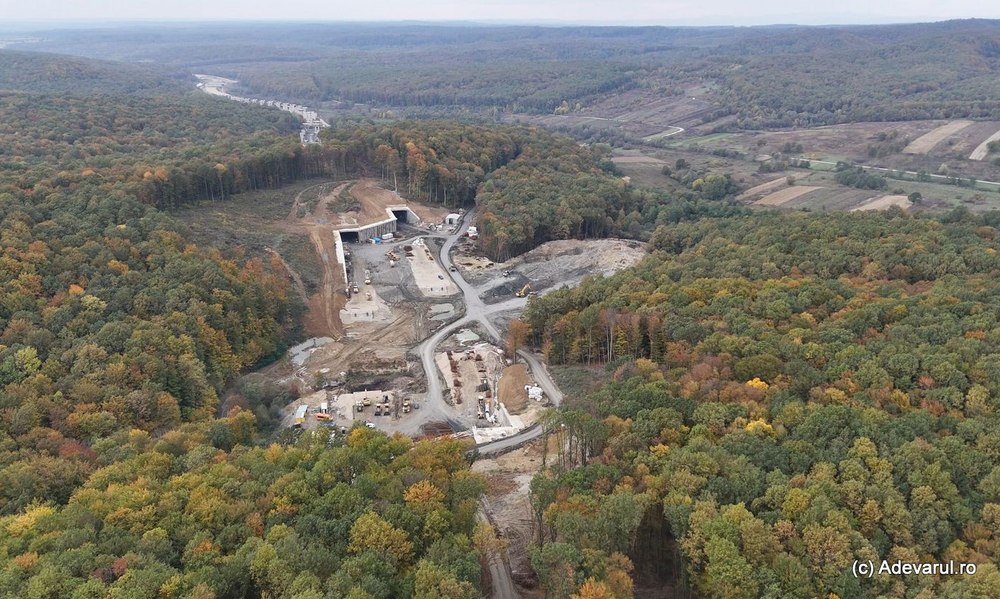 Șantierul autostrăzii cu tuneluri, între mlaștini și pământ mișcător. Unde se află zona de risc de pe traseu, lovită de alunecări   