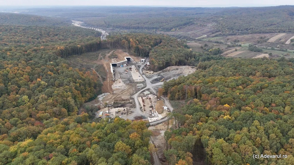 Șantierul autostrăzii cu tuneluri, între mlaștini și pământ mișcător. Unde se află zona de risc de pe traseu, lovită de alunecări