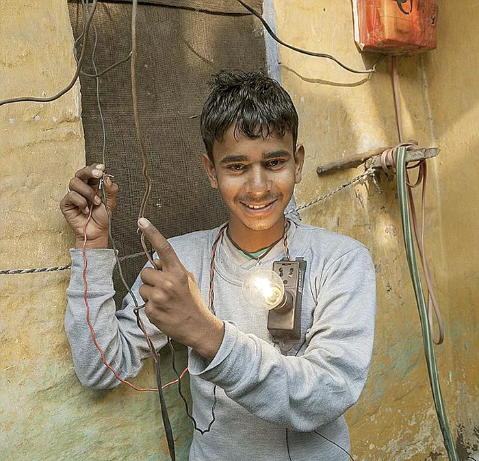 Deepak Jangra este chemat de vecini să le repare instalaţiile electricefoto: Click!