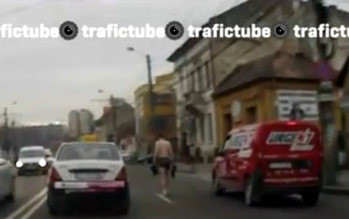 Imaginile au fost surpinse în jurul orei 9.00 dimineaţa, pe Calea Moţilor. FOTO: captură video