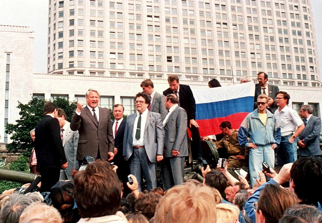 Boris Eltin opunandu-se puciului de pa tanc FOTO EPA-EFE