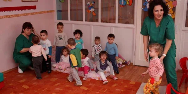 Educatoarele au grijă de copiii orădenilor